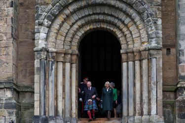 Le roi Charles III et la reine consort Camilla quittent l'abbaye de Dunfermline, le 3 octobre 2022