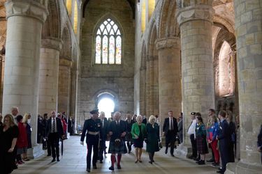 Le roi Charles III et la reine consort Camilla dans l'abbaye de Dunfermline, le 3 octobre 2022