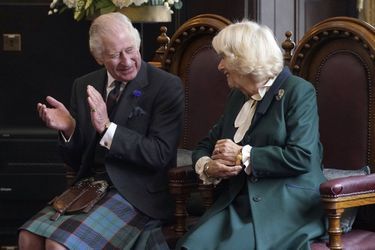 Le roi Charles III et la reine consort Camilla à l'hôtel de ville de Dunfermline, le 3 octobre 2022