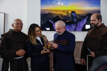 Lula et son épouse Rosangela da Silva reçoivent des frères franciscains mardi.