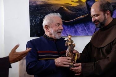 Lula reçoit une statuette de la part d'un frère franciscain. 