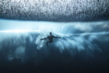 Vainqueur du concours général, élu "photographe de l'année" : Ben Thouard. Un surfeur se bat avec les turbulences sous-marines créées par la la vague Teahupo'o à Tahiti, en Polynésie française. 