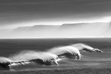 Vainqueur de la catégorie "Art" : Michael Spencer. Des vagues se brisent un matin brumeux à Scarborough, au Royaume-Uni.