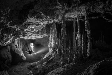 Vainqueur de la catégorie "Aventure" : Tom St George. Un plongeur spéléo étudie un système de grottes sous-marines, entouré de gigantesques formations qui ont mis des millénaires à se former dans la péninsule du Yucatan, au Mexique.