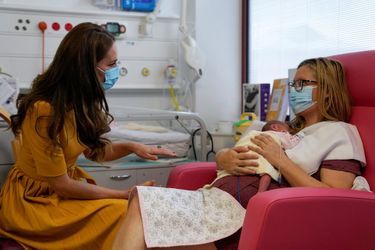 Kate Middleton, princesse de Galles, visite la maternité du Royal Surrey County Hospital à Guildford, le 5 octobre 2022