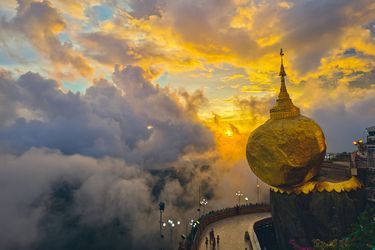 Vainqueur de la catégorie "mobile" : Aung Chan Thar. Après une soirée couverte et pluvieuse, le soleil a percé les nuages et la brume. Juste à temps pour qu'Aung immortalise cette magnifique photo de coucher de soleil à Hpa-an, en Birmanie. (VivoX70pro+)