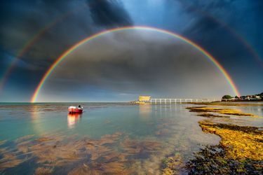 Vainqueur de la catégorie "choix du public" : Jamie Russell. Après avoir chassé les tempêtes et les averses d'ouest en est à travers l'île de Wight, le photographe a immortalisé ces magnifiques arcs-en-ciel.