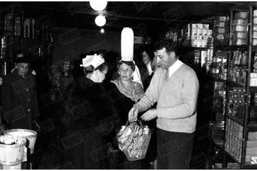 Un panier moins cher qu’ailleurs. En 1959, dix ans après ses débuts, « l’épicier de Landerneau » revient, avec Paris Match, dans son premier magasin, rue des Capucins, où il ne vendait que des biscuits.
