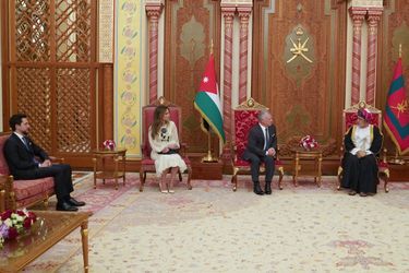 Le prince héritier Hussein, la reine Rania et le roi Abdallah II de Jordanie avec le sultan d'Oman Haitham bin Tarik, à Mascate le 4 octobre 2022