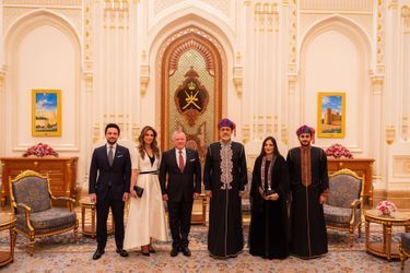 Le prince héritier Hussein, la reine Rania et le roi Abdallah II de Jordanie avec le sultan d'Oman, son héritier  La reine Rania et le roi Abdallah II de Jordanie avec le sultan d'Oman Haitham bin Tarik, sa femme l'Honorable Lady Assayida Ahd Abdullah Al Busaidi et leur fils aîné, le prince héritier Sayyid Theyazin, à Mascate le 4 octobre 2022Haitham bin Tarik à Mascate, le 4 octobre 2022