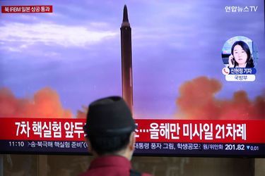 Un homme regarde une télévision diffusant un reportage sur la Corée du Nord tirant un missile balistique au-dessus du Japon, dans une gare de Séoul, Corée du Sud, le 4 octobre 2022.