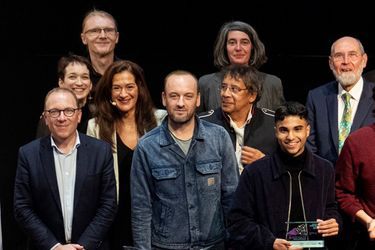 Sandrine Bélier, OURS, Laurent Voulzy, Emilie Yakich et Bernard Chevassus-au-Louis lors de la soirée de remise des prix du concours "A voix haute pour la biodiversité" à Paris, le 5 octobre 2022. 