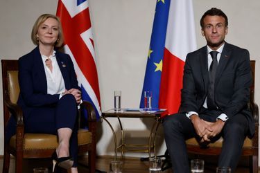 Liz Truss et Emmanuel Macron à Prague jeudi. 