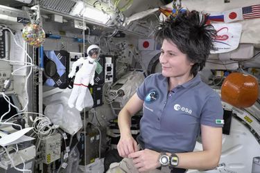 Samantha Cristoforetti et sa poupée Barbie, à bord de l'ISS. Leurs missions? intéresser les petites filles aux carrières scientifiques. 