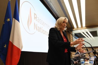 Marine Le Pen à la tribune pour les 50 ans du Rassemblement national. 