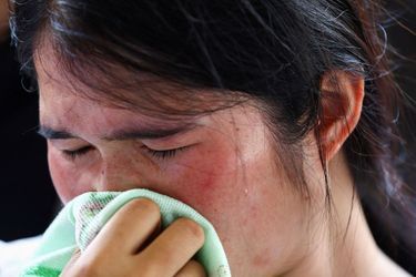 Les larmes d'une femme après la fusillade survenue en Thaïlande jeudi.