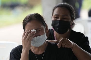 Une femme en larmes après la fusillade survenue dans une crèche en Thaïlande jeudi.
