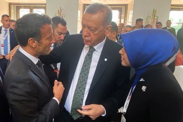 Recep Tayyip Erdogan et Emmanuel Macron à Prague, jeudi. 