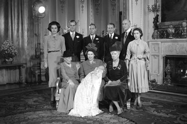 Le prince Charles le jour de son baptême, le 15 décembre 1948, avec ses parents et ses parrains et marraines. Au premier rang, la 