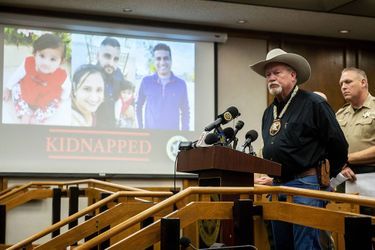 Le shérif Vern Warnke donne une conférence de presse le 5 octobre à propos de la famille retrouvée morte en Californie.