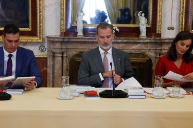La reine Letizia d'Espagne avec le roi Felipe VI et le Premier ministre Pedro Sanchez au Palais royal d'Aranjuez, le 4 octobre 2022