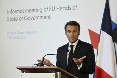 Emmanuel Macron devant la presse l'issue d'un sommet de l'UE à Prague.
