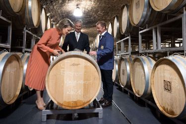 La reine Mathilde et le roi des Belges Philippe dans un domaine viticole à Deidesheim, le 5 octobre 2022