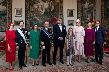 La princesse Estelle à l’honneur sur la photo de la famille royale de Suède avec le roi Willem-Alexander et la reine Maxima des Pays-Bas, au Palais royal à Stockholm le 11 octobre 2022 