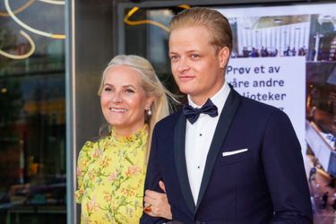 Marius au bras de sa mère Mette-Marit de Norvège lors des célébrations du 18ème anniversaire de leur demi-sœur et fille la princesse Ingrid Alexandra, le 16 juin 2022 à Oslo.