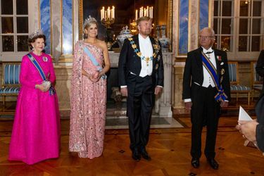 La reine Maxima et le roi Willem-Alexander des Pays-Bas encadrés de la reine Silvia et du roi Carl XVI Gustaf de Suède à Stockholm, le 11 octobre 2022