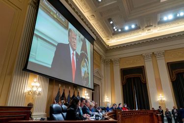 Une vidéo de l'ancien président Donald Trump est diffusée lors d'une audience publique de la commission parlementaire en charge d’enquêter sur l’assaut du capitole. 