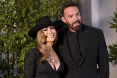 Jennifer Lopez et Ben Affleck  au défilé Ralph Lauren printemps 2023 aux Huntington Gardens, à Pasadena, le 13 octobre 2022.