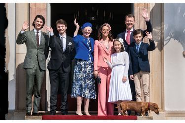Au palais de Fredensborg, le 30 avril 2022, la reine Margrethe avec son fils cadet Joachim (à dr.) et l’épouse de celui-ci, Marie. De g. à dr., ses quatre petits-enfants, les princes Nikolai et Felix, la princesse Athena et le prince Henrik.