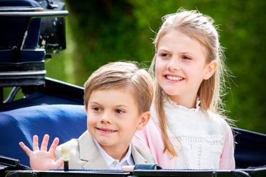 La princesse Estelle de Suède et son petit frère le prince Oscar sur l’île d’Öland, le 14 juillet 2022 