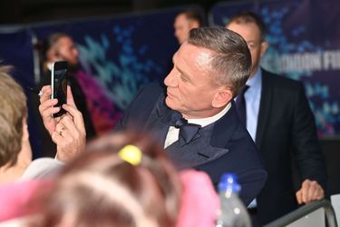 Daniel Craig se prend en photo avec ses fans à l’avant-première du film «Glass Onion: A Knives Out Mystery» au festival du film de Londres, le 16 octobre 2022.