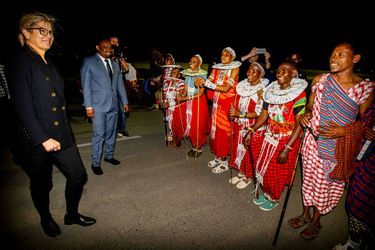 La reine Maxima des Pays-Bas, a été accueillie par les autorités locales et des danseurs Maasaï à l’aéroport international du Kilimandjaro, le 17 octobre 2022 Utrecht Robin/ABACA 