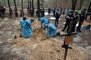 A Izioum, dans l'est de l'Ukraine, des experts médicaux-légaux recueillent preuves et données sur les corps enterrés.