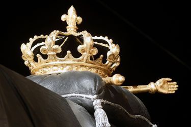 Copie du sceptre et de la couronne de Louis XIV pour une exposition au château de Versailles, le 26 octobre 2015  