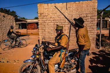 Au Burkina Faso, ces miliciens d’origine mossi sont censés épauler les forces de sécurité. Ils n’hésitent pas à s’en prendre aux civils, le plus souvent peuls.