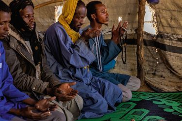 L'heure de la prière pour ces Peuls réfugiés à Mopti (centre du Mali). Ils ont fui les nombreux massacres perpétrés dans la région de Bankass. 