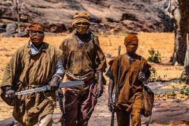 Machettes et ceintures de munitions : grâce à l’aide de l’État malien, ces chasseurs dogons se sont regroupés en groupe armé pour protéger leurs terres.