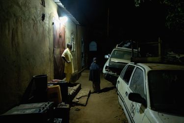 A Niamey (Niger), beaucoup de Peuls sédentarisés travaillent comme gardiens de nuit pour survivre.