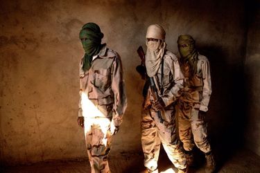Ex-combattants de la Katiba Macina, le groupe djihadiste affilié à Ansar Dine qui contrôle près de 100 000 km2 au centre du Mali, ces Peuls viennent rendre les armes. À Sévaré (Mali).