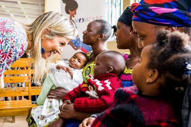 La reine Maxima des Pays-Bas rencontre de jeunes mères et leurs bébés au Charlotte Hospital dans le cadre du projet MomCare by PharmAcces dans la région du Kilimandjaro en Tanzanie, le 18 octobre 2022