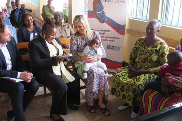 La reine Maxima des Pays-Bas en visite au Charlotte Hospital dans le cadre du projet MomCare by PharmAcces, pour les femmes enceintes, dans la région du Kilimandjaro en Tanzanie, le 18 octobre 2022