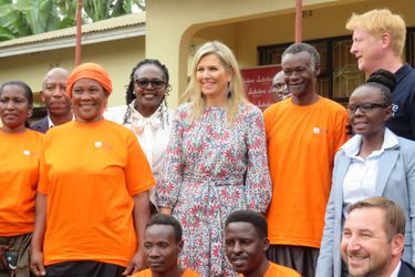 La reine Maxima des Pays-Bas effectue une visite en lien avec ACRE Africa, organisation à but non lucratif qui propose des produits d'assurance aux agriculteurs dans la région du Kilimandjaro en Tanzanie, le 18 octobre 2022