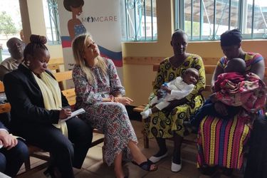La reine Maxima des Pays-Bas en visite au Charlotte Hospital dans le cadre du projet MomCare by PharmAcces dans la région du Kilimandjaro en Tanzanie, le 18 octobre 2022