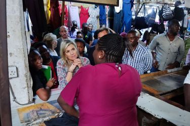 La reine Maxima des Pays-Bas visite le marché Makumbusho à Dar es Salaamen en Tanzanie, le 18 octobre 2022
