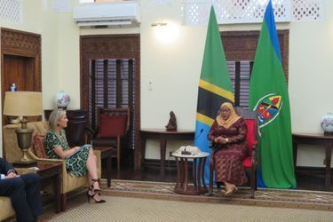 La reine Maxima des Pays-Bas avec Samia Suluhu Hassan, la présidente de la République-unie de Tanzanie, à Dar es Salaam le 19 octobre 2022