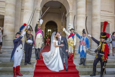 Au sortir de la cathédrale, sous la statue de l’empereur Napoléon Ier, les mariés ont échangé des baisers sous les vivats des invités.